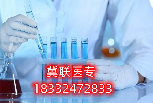 對(duì)于很多想要通過河北單招考試升學(xué)的家長(zhǎng)和學(xué)生，往往感到為難的就是如何選擇大類方向。石家莊冀聯(lián)醫(yī)學(xué)中專學(xué)校單招升學(xué)熱門專業(yè)及院校推薦  石家莊冀聯(lián)醫(yī)學(xué)中專學(xué)校單招升學(xué)熱門專業(yè)及院校推薦  一方面是對(duì)大類招生政策的不了解，另一方面是感覺孩子太小，還不定性，盲目選擇怕將來孩子后悔。    考試七類是家長(zhǎng)們眼中的熱門大類，護(hù)理是人氣最高的專業(yè)，優(yōu)秀院校：滄州醫(yī)學(xué)高等?？茖W(xué)校。下面于老師給大家介紹一下第七類醫(yī)藥衛(wèi)生(臨床醫(yī)學(xué)類專業(yè)除外)等所涉及專業(yè)。    單招考試第七類醫(yī)學(xué)類考試第七類：    醫(yī)藥衛(wèi)生(臨床醫(yī)學(xué)類專業(yè)除外)等所涉及專業(yè)    科目：語文150分+數(shù)學(xué)150分+化學(xué)100分+職業(yè)適應(yīng)性測(cè)試350分（1、我國(guó)當(dāng)前醫(yī)藥衛(wèi)生行業(yè)的特點(diǎn)和發(fā)展方向、醫(yī)藥衛(wèi)生行業(yè)的特點(diǎn)和工作內(nèi)容常識(shí);2、生活中常見的基本疾病預(yù)防知識(shí)和疫情防控知識(shí);3、國(guó)際、全國(guó)疾病防控宣傳日相關(guān)知識(shí);4、醫(yī)學(xué)專業(yè)相關(guān)的社會(huì)人文常識(shí)。）    牽頭院校：滄州醫(yī)學(xué)高等?？茖W(xué)校    推薦院校：河北化工醫(yī)藥職業(yè)技術(shù)學(xué)院、滄州醫(yī)學(xué)高等?？茖W(xué)校、邢臺(tái)健康醫(yī)學(xué)院、承德護(hù)理職業(yè)學(xué)院、廊坊衛(wèi)生職業(yè)學(xué)院、唐山職業(yè)技術(shù)學(xué)院、河北女子職業(yè)技術(shù)學(xué)院    熱門專業(yè)：護(hù)理、醫(yī)學(xué)檢驗(yàn)技術(shù)、醫(yī)學(xué)影像技術(shù)、助產(chǎn)、口腔醫(yī)學(xué)技術(shù)、心理咨詢、眼視光技術(shù)、藥學(xué)    2023年河北單招考試人數(shù)：約25300人    錄取率：58.47%    公辦錄取率：17.50%    大類解讀：熱門大類，男女生都可以報(bào)考，文理不限，專業(yè)技術(shù)性不強(qiáng)。      第七大類職業(yè)適應(yīng)性測(cè)試具體考試內(nèi)容：    1、我國(guó)當(dāng)前醫(yī)藥衛(wèi)生行業(yè)的特點(diǎn)和發(fā)展方向、醫(yī)藥衛(wèi)生行業(yè)的特點(diǎn)和工作內(nèi)容常識(shí)；    2、生物醫(yī)學(xué)基礎(chǔ)知識(shí)；    3、生活中常見的基本疾病預(yù)防知識(shí)和疫情防控知識(shí)；    4、國(guó)際、全國(guó)疾病防控宣傳日相關(guān)知識(shí)；    5、醫(yī)學(xué)專業(yè)相關(guān)的社會(huì)人文常識(shí)。      一、護(hù)理    就業(yè)方向：主要面向各級(jí)各類醫(yī)療衛(wèi)生系統(tǒng)和社區(qū)衛(wèi)生服務(wù)機(jī)構(gòu)，從事臨床護(hù)理、健康保健工作，就業(yè)度好。    二、醫(yī)學(xué)檢驗(yàn)技術(shù)    就業(yè)方向：主要面向各級(jí)醫(yī)院檢驗(yàn)科、血庫，各級(jí)疾病預(yù)防控制中心、血站、檢驗(yàn)檢疫、計(jì)劃生育服務(wù)等機(jī)構(gòu)，以及各種獨(dú)立實(shí)驗(yàn)室、醫(yī)學(xué)生物試劑生產(chǎn)經(jīng)營(yíng)企業(yè)，從事醫(yī)學(xué)檢驗(yàn)等工作。    三、醫(yī)學(xué)影像技術(shù)    就業(yè)方向：主要面向各級(jí)醫(yī)療衛(wèi)生機(jī)構(gòu)及體檢中心等部門從事醫(yī)學(xué)影像工作。    四、助產(chǎn)    就業(yè)方向：主要面向各級(jí)綜合性醫(yī)院和婦幼保健院（所）、婦幼保健管理機(jī)構(gòu) ，以及孕婦學(xué)校、親子活動(dòng)中心和月嫂培訓(xùn)中心等社區(qū)婦幼保健機(jī)構(gòu)組織，從事助產(chǎn)、臨床護(hù)理、計(jì)劃生育和婦幼保健管理及服務(wù)等工作。  五、口腔醫(yī)學(xué)技術(shù)    就業(yè)方向：方向一∶口腔治療技術(shù)方向 主要面向各級(jí)口腔醫(yī)療機(jī)構(gòu)及口腔醫(yī)療相關(guān)機(jī)構(gòu)，在醫(yī)師助手、口腔咨詢等崗位群，從事口腔常見病和多發(fā)病的輔助治療與服務(wù)等工作。    方向二∶口腔修復(fù)工藝方向 主要面向口腔修復(fù)制作行業(yè)各級(jí)義齒加工企業(yè)、醫(yī)療機(jī)構(gòu)口腔技工室及口腔醫(yī)療相關(guān)機(jī)構(gòu)，在口腔修復(fù)、技術(shù)管理等崗位群，從事口腔修復(fù)體制作、技術(shù)管理與服務(wù)等工作。  石家莊冀聯(lián)醫(yī)學(xué)中等專業(yè)學(xué)校電話：0311-8736 8833；18332472833（同微信）  石家莊冀聯(lián)醫(yī)學(xué)中專學(xué)?？焓痔?hào)：v18332472833